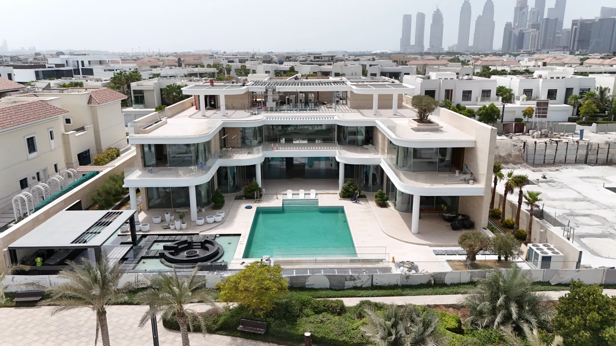 مهندسو بناء محترفون يعملون في الموقع بأدوات تخطيط متقدمة.